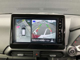 空から見下ろしているような視点で周囲を確認できるアラウンドビューモニター。駐車時にとても便利です。