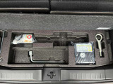 トランクルームのフタを開けると付属の車載工具がございます(^^) 必要に応じて買い足していただくことも可能です!