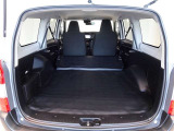 セカンドシートを倒した状態です。荷室スペースが広がります。