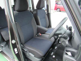 運転席と助手席はベンチシートですので、横移動もラクに出来ます。