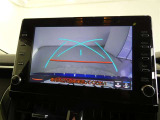バックガイドモニター付き。車両後方の映像をナビ画面に表示し、駐車などの後退操作をサポートします。