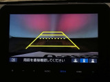 【バックカメラ】運転が苦手な方も車庫入れラクラクです!ギアをリバースに入れれば自動的に切り換わりますので、面倒な操作は不要です♪狭い駐車場もお車を傷つけず安心ですね!