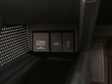アクセサリーソケットはUSBのアダプターなどをつければ、スマホの充電にも使えます。横にはナビゲーション用の外部入力可能なUSB端子やAUX端子がついており、周辺には物が置けるボックスがついています。