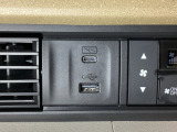 エアコン操作パネルの左側に、スマートフォンなどの充電可能なUSB端子と、音源などの外部入力の可能なUSB端子がついています。移動中に充電もできるので便利です。