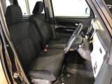 運転席の座面高さを調整できるシートリフターが付いています。フロントシートはベンチシートを採用で、座面も広く使い勝手もいいですよ♪