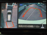 空から見下ろすような視点で、スムーズな駐車と安全確認をサポートする「アラウンドビューモニター」付です。