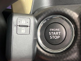 【キーレススタートシステム】カバンやポケットに入れたままでもドアの施錠・解錠が可能なスマートキーを装備。エンジンのオン・オフ時もカギを取り出す必要が無いからとっても便利です♪