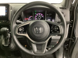 ハンドルにHondaセンシング系のクルーズコントロールやレーンキープアシストなどのスイッチと、オーディオの操作スイッチが装備されています。ハンドルから手を離さず安全に操作できます。
