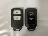 スマートキーを装備しています。鍵を差し込むことなくドアロックの開け閉めと、スタートボタン操作でのエンジンスタートができます。スペアキーも同じものを用意しております。