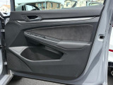 フロントドアトリム。ドアポケットにはペットボトルも置けるスペースが確保されています。