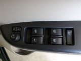 パワーウィンドウスイッチで運転席から全席の窓の開閉ができます。