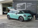 中古車ソムリエの弊社スタッフが、お客様にピッタリのMINIをご紹介します。