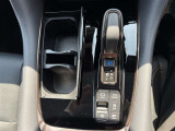 フロントシート中央には、ドリンクホルダーを装備。