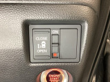 左側電動スライドドアは運転席からでも操作ができるように、ハンドル付近に開閉の操作スイッチが付いています。