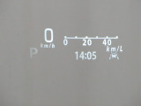 カラーヘッドアップディスプレイ付き。少ない視線移動で情報を確認できるので、運転の疲労軽減に繋がりますよ♪
