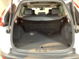 トランクの広さは、どうです、たくさんの荷物が積めますよ。トノカバー付き。荷室のプライバシーを守ってくれます。見た目もスッキリ、防犯性も高まります。