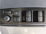 運転席からも操作可能な全席パワーウィンドウが装備されています。