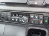 エアコンはオートエアコンでお好みの温度調整が出来、オールシーズン快適にドライブできます!フロントシートの座面に2段階調節のシートヒーターを内蔵。身体を直接温めることができます。