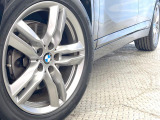 ●純正18インチアルミホイール:輸入車ならではの卓越した走りを支えるホイールと足回りです!日本車の走りに慣れている方にもぜひ体感して頂きたいほど、高いレベルでまとまっています!