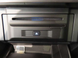 グローブボックス内にはDVDデッキを装備