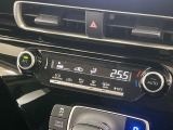 【オートエアコン】一度お好みの温度に設定すれば、車内の温度を検知し風量や温度を自動で調整。暑い&hellip;寒い&hellip;と何度もスイッチ操作をする必要はありません。快適な車内空間には必須の機能ですね♪