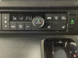 オートエアコンがついてますので、簡単操作で快適に過ごせます。リア熱線のスイッチの中にサイドミラーヒーターも入っています。パネル内のシートヒータースイッチは前席の左右別々に2段階で温度設定ができます。