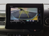 【バックカメラ】運転が苦手な方も車庫入れラクラクです!ギアをリバースに入れれば自動的に切り換わりますので、面倒な操作は不要です♪狭い駐車場もお車を傷つけず安心ですね!
