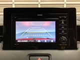 バックでの車庫入れも安心です! リアカメラが付いているバックモニター付のディスプレイオーディオを装備しております。操作線もついており距離感も画面から確認できます。
