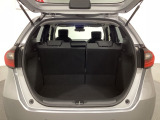 ラゲッジも広く使いやすいトランクは、開口部も広く荷物の積み下ろしもしやすいお車となっております。リアシートの背もたれは6:4の割合で分割して可倒できるので、長いお荷物などを載せることもできます。