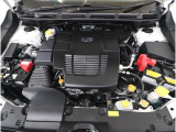 スバルと言えば水平対向エンジン。車体の低い位置に搭載されているので、万一の衝突時には、エンジンルームの下へ潜り込み、室内の乗員の被害軽減に貢献致します。