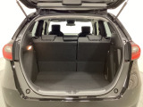 ラゲッジも広く使いやすいトランクは、開口部も広く荷物の積み下ろしもしやすいお車となっております。リアシートの背もたれは6:4の割合で分割して可倒できるので、長いお荷物などを載せることもできます。