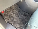 助手席フロアマット、使用感ありますが破れやほつれはありません。