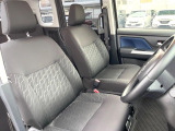 運転席シート廻りは使用感も少なく、良好な状態となっています。前オーナー様が丁寧に使っていたことがよくわかりますね。