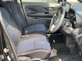 前席です。センターコンソールが無いので車内での左右移動が出来ます。