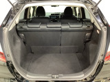 ラゲッジも広く使いやすいトランクは、開口部も広く荷物の積み下ろしもしやすいお車となっております。リアシートの背もたれは6:4の割合で分割して可倒できるので、長いお荷物などを載せることもできます。