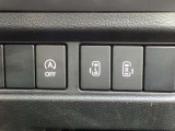 両側電動スライドドアのスイッチがあります。運転席に座ったままスライドドアの操作ができます。