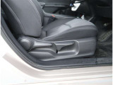 【シートアジャスター】運転席に上下シートアジャスターが付いてます。座席の高さも調整可能です