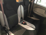 リヤシートも足元広々空間。