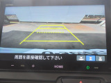 【リアカメラ】リバースに入れるだけで後方の映像が映ります。安全確認や、狭い駐車場での車庫入れ、雨の日や夜間など視界の悪い時に便利です。安全にバックする為には欠かせない装備です。