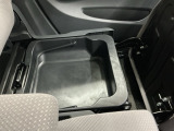 助手席シート下に収納が付いております!