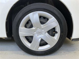 タイヤサイズは175/60R16!納車前の点検時にタイヤ交換させていただきます!ホイールキャップに擦り傷箇所あり。(右フロントタイヤ)