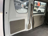 荷室横のパネルにはキズもなく綺麗な状態です。
