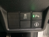 Hondaセンシング用の、VSA(ABS+TCS+横滑り抑制)解除と路外逸脱抑制機能のオンオフスイッチなどはハンドルの右側に装備しています。
