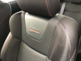 運転席・助手席はホールド性に優れた専用バケットシート。赤文字のsportsが走りを予感。