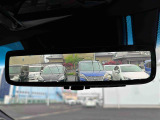 【デジタルインナーミラー】車両後方カメラの映像をミラーに映すことが出来ます。 そのため、後席に人や荷物があって後方が見えづらい場合でもしっかり視界を確保することが出来ます。