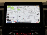 【純正10.1インチナビ】メーカーOP装備の10.1インチオリジナルナビを装備。存在感のある大画面はインパクトも大!ナビ利用時のマップ表示も見やすく、テレビやDVDは臨場感がアップ!