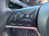 お手元での操作でボリュームやラジオの操作ができる安心のステアリングスイッチ付きとなっております。