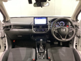 車内は光触媒抗菌消臭施工済です。スタイリッシュなデザインでスポーティなインパネ周りを演出します。グローブボックスやカップホルダーのほかにトレーなどたくさんの収納スペースが付いています。