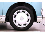 スチールホイールにホイールキャップを装着しています。