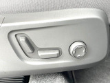 【メモリー機能付きパワーシート】ドライバーごとに設定したシート位置を記憶して、ボタン一つで切り替えできる便利な機能!運転する方が複数名いらっしゃるご家庭におすすめです。